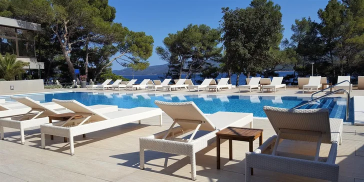 Relax na ostrově Hvar: 4* resort přímo u pláže a příjemné wellness