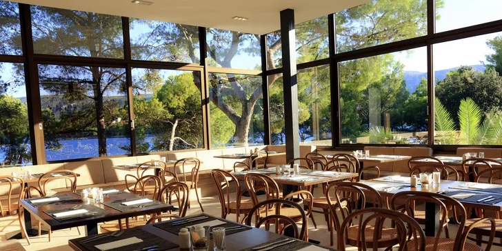 Relax na ostrově Hvar: 4* resort přímo u pláže a příjemné wellness