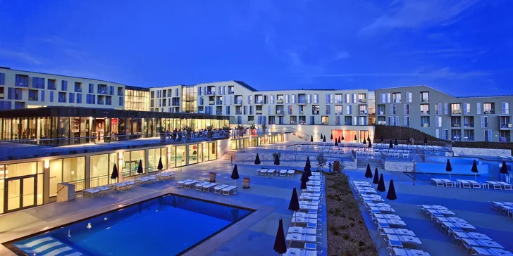Dovolená u Zadaru pro celou rodinu. 4*+ hotel s dětským zábavním parkem