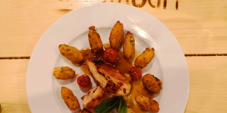 Menu pro dva: salát caprese, kuřecí steak a panenka, linecké košíčky i víno