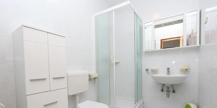 V páru i s rodinou do Chorvatska: apartmány až pro 8 osob, 250 m od pláže