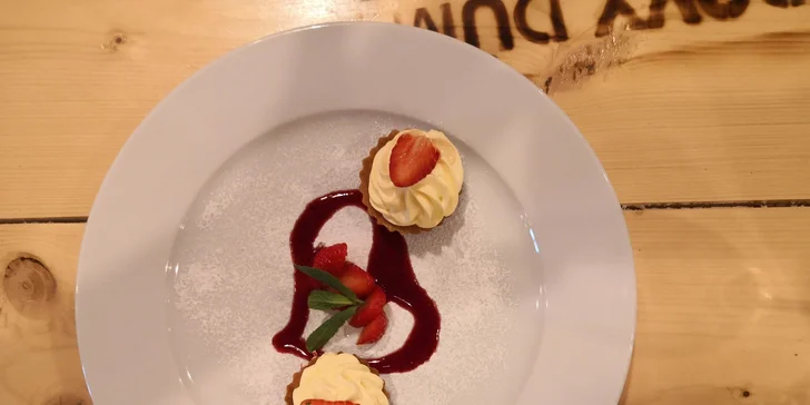 Menu pro dva: salát caprese, kuřecí steak a panenka, linecké košíčky i víno