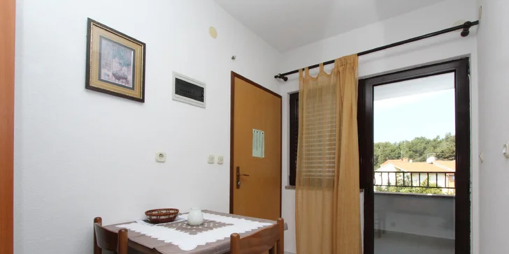 V páru i s rodinou do Chorvatska: apartmány až pro 8 osob, 250 m od pláže