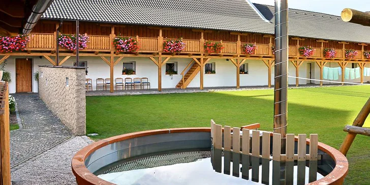 Romantika na jihočeském statku, degustační steakové menu, wellness a koupelí v cedrovém sudu