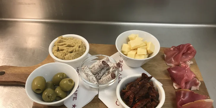 Posezení na Vinohradech: tapas a Aperol Spritz nebo limonáda pro 1 i 2 osoby