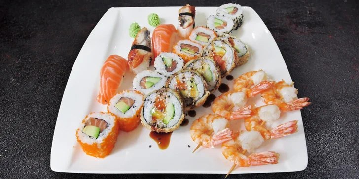 Sushi set s 35 kousky: grilované krevety a maki i nigiri s lososem, úhořem aj.