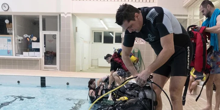 Potápěčem na zkoušku: ponor v bazénu s instruktáží a zapůjčením výstroje