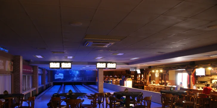 Zábava pro partu i rodinu: 60 minut bowlingu a k tomu jedna pizza