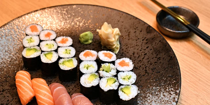 Sushi sety: 24–52 rolek s rybami i zeleninou i s tofu polévkami či salátem