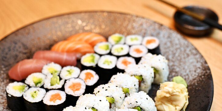 Sushi sety: 24–52 rolek s rybami i zeleninou i s tofu polévkami či salátem