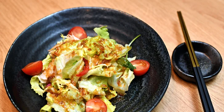 Sushi sety: 24–52 rolek s rybami i zeleninou i s tofu polévkami či salátem