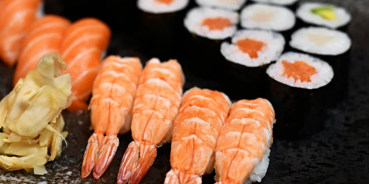 Sushi sety: 24–52 rolek s rybami i zeleninou i s tofu polévkami či salátem