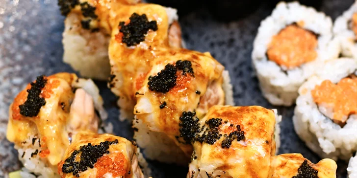 Sushi sety: 24–52 rolek s rybami i zeleninou i s tofu polévkami či salátem