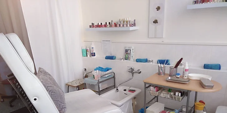 Mokrá pedikúra zakončená relaxační masáží chodidel