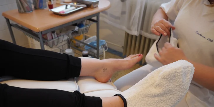 Mokrá pedikúra zakončená relaxační masáží chodidel