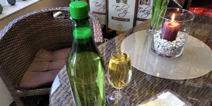 Delikatesy s sebou: 1 nebo 2 l stáčeného tokajského vína ze Slovenska i sýr Korbáčik