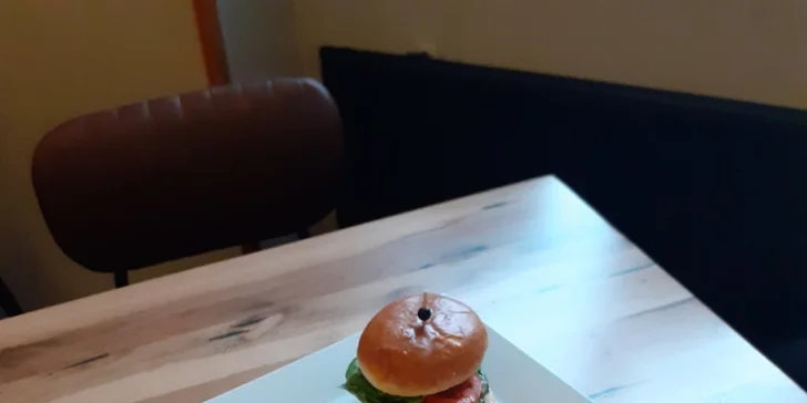 Burger, hranolky a pivo v novém podniku kousek od Žižkovské věže