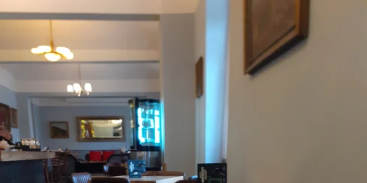 Burger, hranolky a pivo v novém podniku kousek od Žižkovské věže