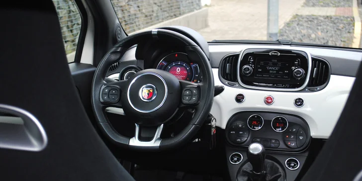 Malé auto s pořádným výkonem: zapůjčení Fiatu 500 Abarth na 1, 7 či 15 dní