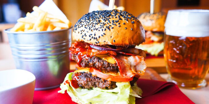 300g burger podle výběru: hovězí či kuřecí maso nebo revoluční beyond