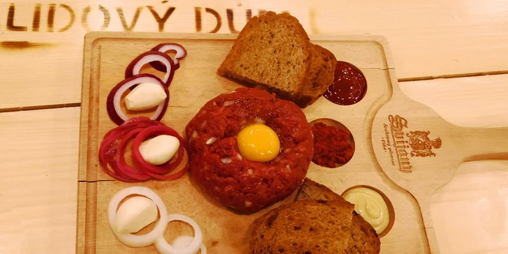 Pořádná porce masa: 300 či 600 g tataráku z hovězí roštěné a zlatavé topinky