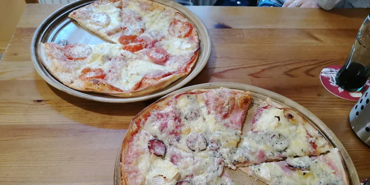 Dvě křupavé pizzy o průměru 32 cm na odnos s sebou a limonáda