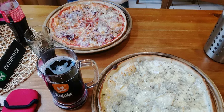 Dvě křupavé pizzy o průměru 32 cm na odnos s sebou a limonáda