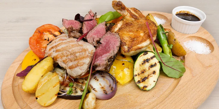 Tříchodové menu U Přeška: kachní konfit, variace grilovaných mas a lívanečky