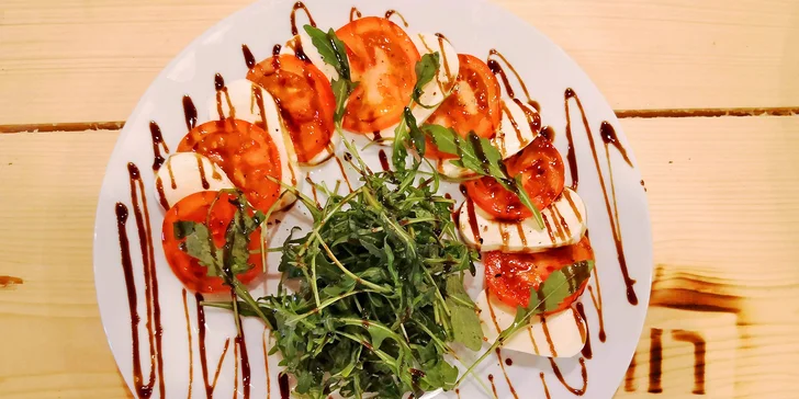 Menu pro dva: salát caprese, kuřecí steak a panenka, linecké košíčky i víno