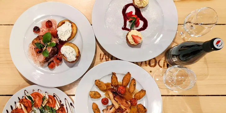 Menu pro dva: salát caprese, kuřecí steak a panenka, linecké košíčky i víno