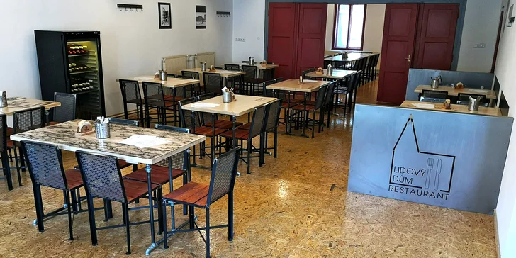 Menu pro dva: salát caprese, kuřecí steak a panenka, linecké košíčky i víno