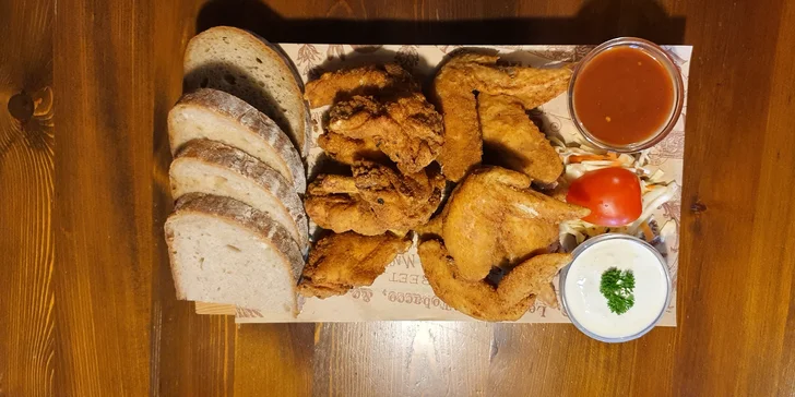 600 g pikantních kuřecích křídel nebo 500 g vepřových žebírek na medu a pivo či nealko
