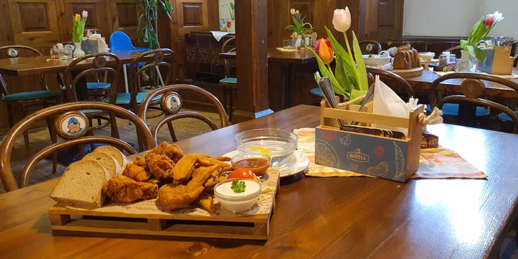 600 g pikantních kuřecích křídel nebo 500 g vepřových žebírek na medu a pivo či nealko