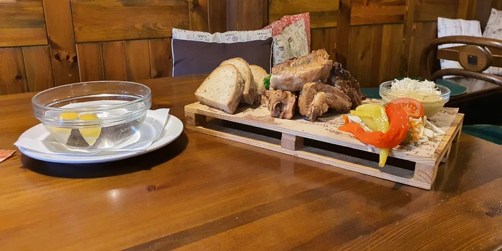 600 g pikantních kuřecích křídel nebo 500 g vepřových žebírek na medu a pivo či nealko