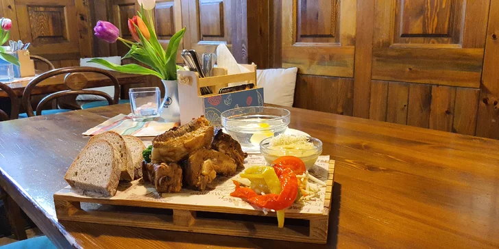 600 g pikantních kuřecích křídel nebo 500 g vepřových žebírek na medu a pivo či nealko