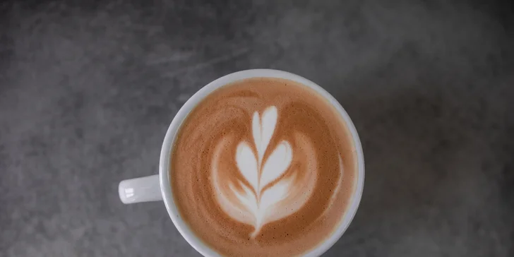 Čerstvá Káva na Letné: 1 i 2 šálky dle výběru, k posezení v coffee baru i s sebou