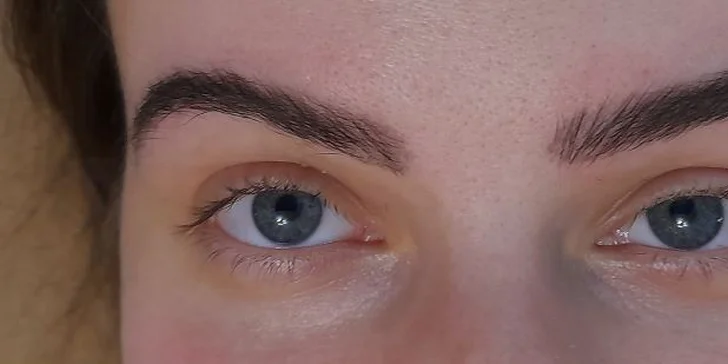 Vyskúšajte novinku vo svete úpravy obočia. Vďaka laminácii sa obočie stane poddajným, opticky sa zahustí a aj neposlušné chĺpky budú pôsobiť upravenejšie a uhladenejšie.