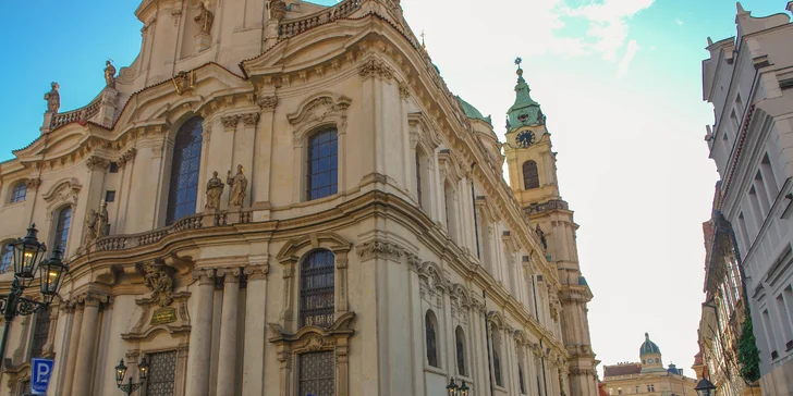 Během prohlídky projdete ikonická místa Malé Strany a zároveň odhalíte příběhy, které běžný návštěvník nikdy neuslyší. 