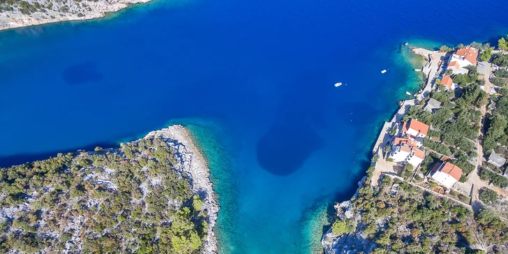 Pohoda na ostrově Hvar: příjemné apartmány na břehu krásné zátoky pro páry i rodiny
