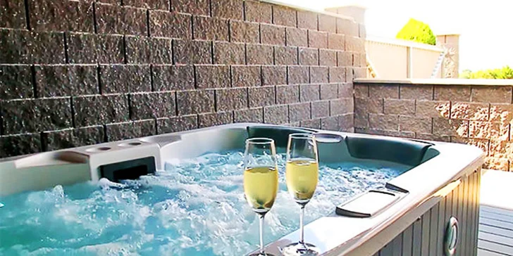Perfektní rande: 4chodové menu a 50minutový relax ve vířivce pro 2 osoby