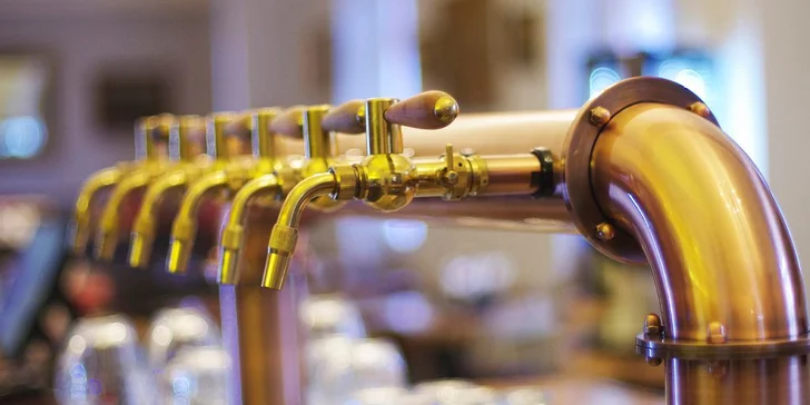 Burger, hranolky a pivo v novém podniku kousek od Žižkovské věže