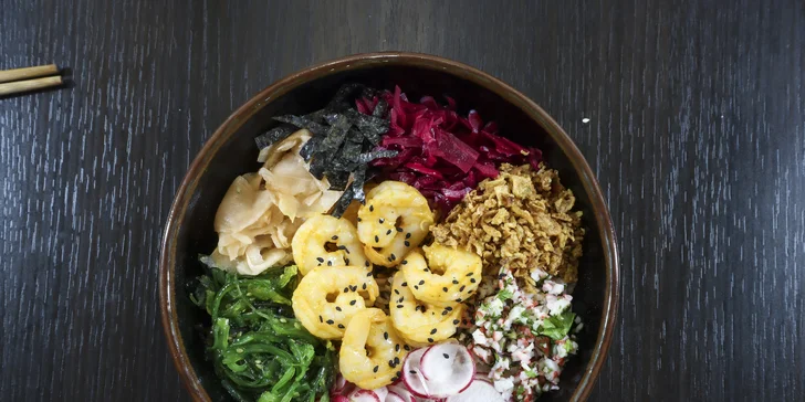 Havajský hit: poke bowl menu s lososem i krevetami, 2 předkrmy a pití pro 1 či 2 os.