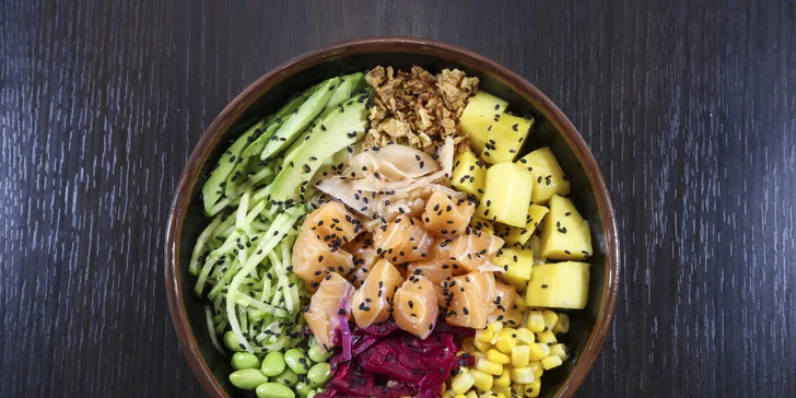 Havajský hit: poke bowl menu s lososem i krevetami, 2 předkrmy a pití pro 1 či 2 os.