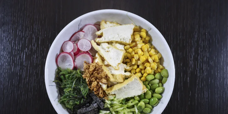 Havajský hit: poke bowl menu s lososem i krevetami, 2 předkrmy a pití pro 1 či 2 os.