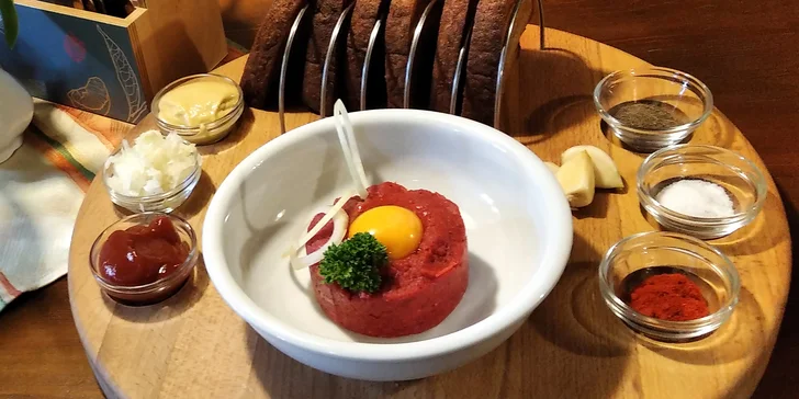 150 i 300 g tataráku z hovězí svíčkové a topinky v restauraci Švejk U Petra