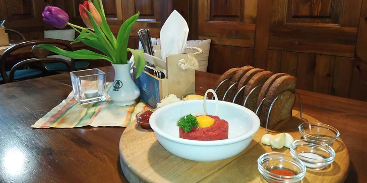 150 i 300 g tataráku z hovězí svíčkové a topinky v restauraci Švejk U Petra