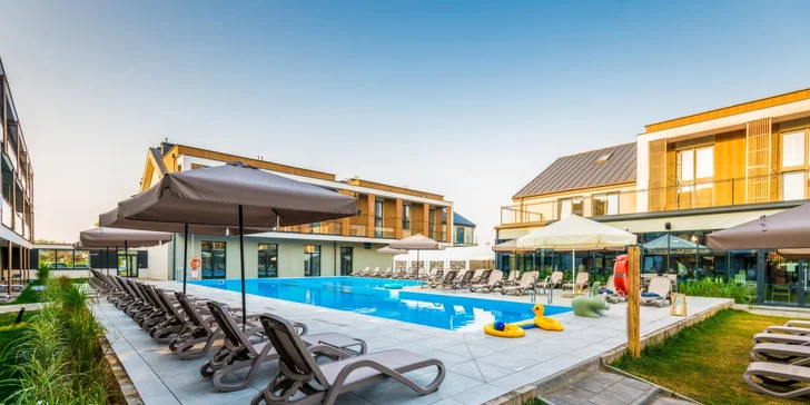 Dovolená u Baltského moře pro páry i rodiny: moderní resort s wellness, bazénem a jídlem, 5 min. od pláže