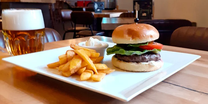 Burger, hranolky a pivo v novém podniku kousek od Žižkovské věže