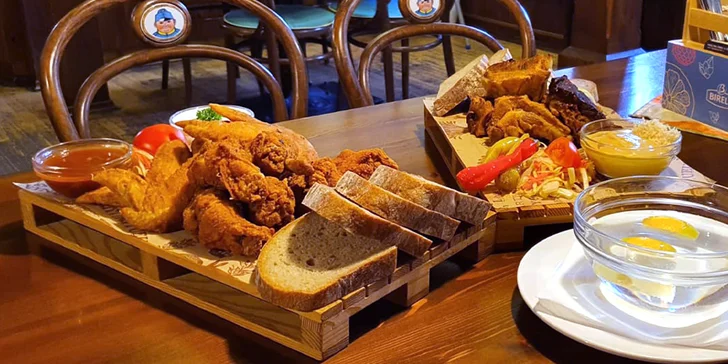 600 g pikantních kuřecích křídel nebo 500 g vepřových žebírek na medu a pivo či nealko