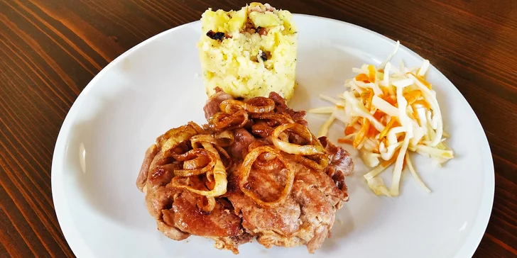 Marinované dobroty z grilu: krkovice (300 g) či naložené kuřecí prso (200 g) a příloha dle výběru